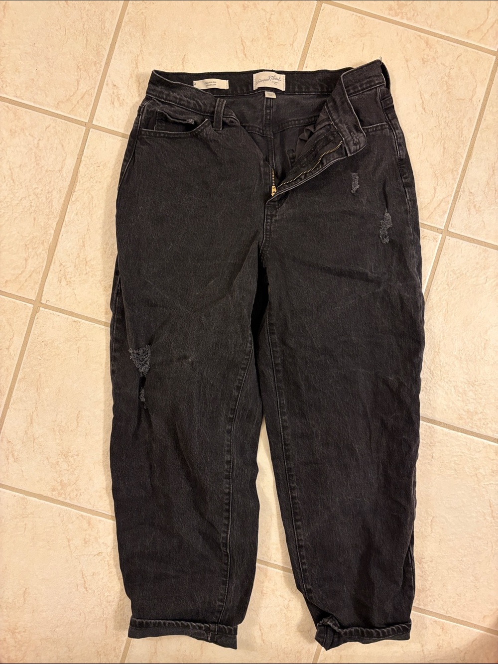 Universal Black Women's Balloon Jeans with Distressed Details